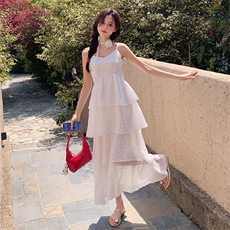 绝美休闲显瘦度假连衣裙2025年夏季新款法式立体刺绣挂脖蛋糕裙潮，女装连衣裙，2C030