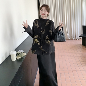 浮雕肌理感盘扣马甲+半高领设计上衣+半身裙三件套图片