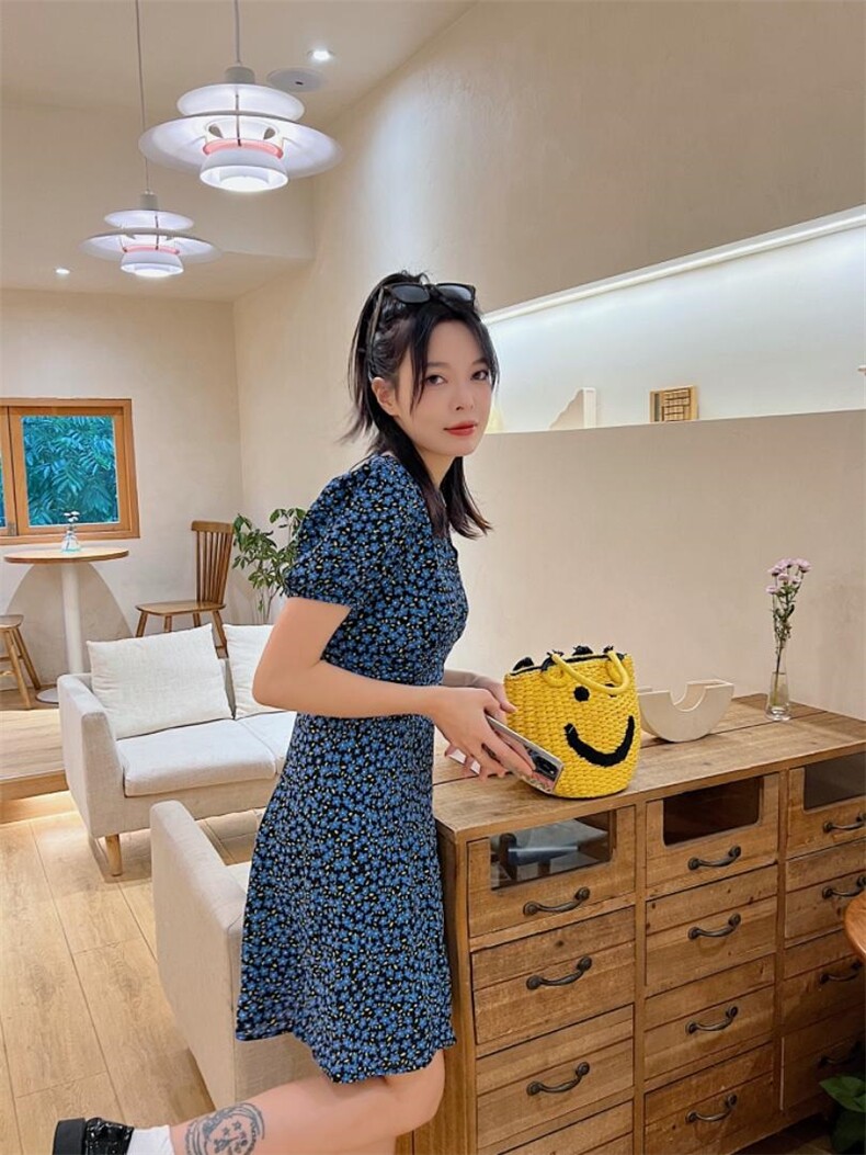 前侧两边抽皱碎花连衣裙，女装连衣裙，玩美