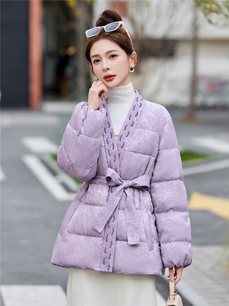 现货。现货2026年冬季人丝轻奢中重工刺绣中长款羽绒新款,女装羽绒服,艾仟回(原伊仟回)