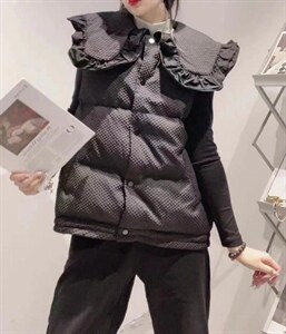 冬装木耳边羽绒马甲图片