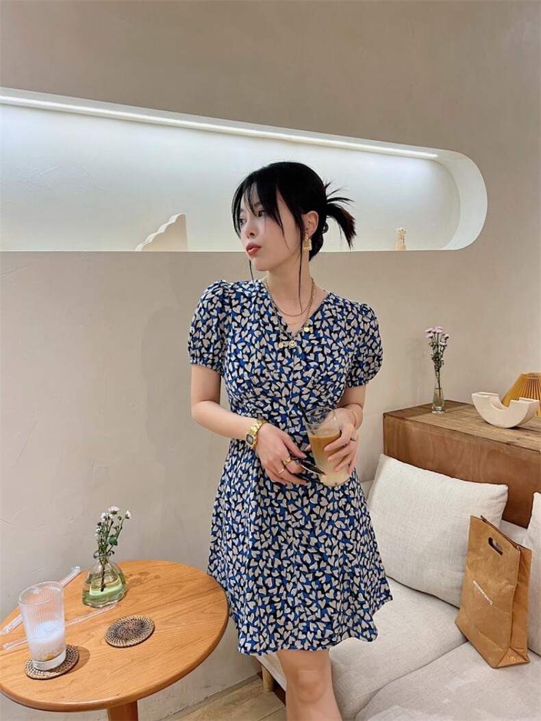 前侧两边抽皱连衣裙，女装连衣裙，玩美