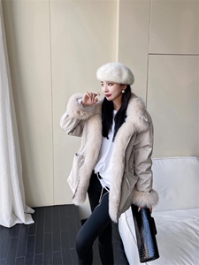 2022狐狸毛冬装派克服图片