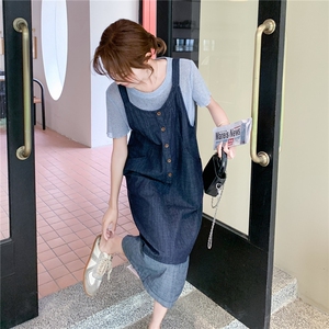 俏皮减龄撞色淡人牛仔背带裙套装女2025夏季减龄百搭款T恤两件套图片