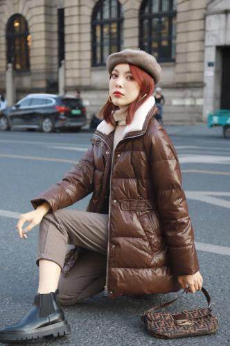 2021冬款上新拼羊羔绒领收腰设计90白鸭绒羽绒服，女装羽绒服，红雀纺