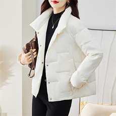 现货羽绒服女连帽新款短款小个子面包服时尚宽松休闲保暖轻暖外套，女装羽绒服，贵人树