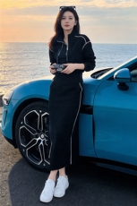 女春新款时尚洋气修身减龄开叉半身裙套装韩版收腰短款卫衣两件套，女装套装/套裙，2C310