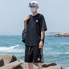 黑色
