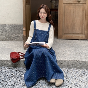 休闲T恤碎花牛仔背带连衣裙套装女春秋季2025新款学院风减龄裙子图片