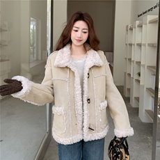 25冬季新款牛角扣皮毛一体外套2B082-2266-p215k323，女装短外套，2B082