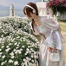 甜美法式泡泡袖连衣裙女夏新款温柔风可爱方领初恋系印花度假裙子，女装连衣裙，2C088