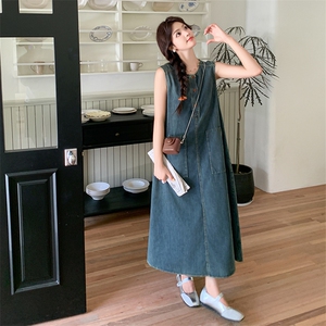 蓝色无袖背心工装牛仔连衣裙女夏季新款小个子复古休闲慵懒风长裙图片