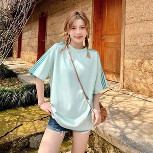 抖音得物品质二开240克宽松纯棉美式潮牌印花三条杠中性风短袖T恤图片