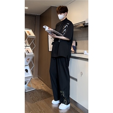 黑色