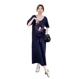 藏青色卡通印花减龄套装裙女2025夏新款学院风v领T恤半身裙两件套图片