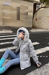 大毛领闪光羽绒服图片