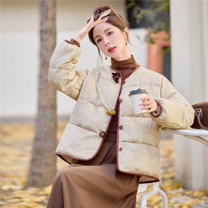90绒。现货。新中式提花2025冬季狐狸毛领可脱卸短款羽绒服图片