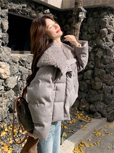 灰色羊羔毛大翻领派克羽绒服2025新款女冬复古洋气巨好看小香外套图片