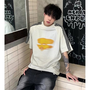 抖音得物品质二开240克宽松纯棉美式潮牌印花三条杠中性风短袖T恤图片