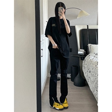 黑色