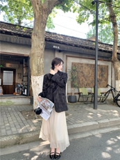 黑色