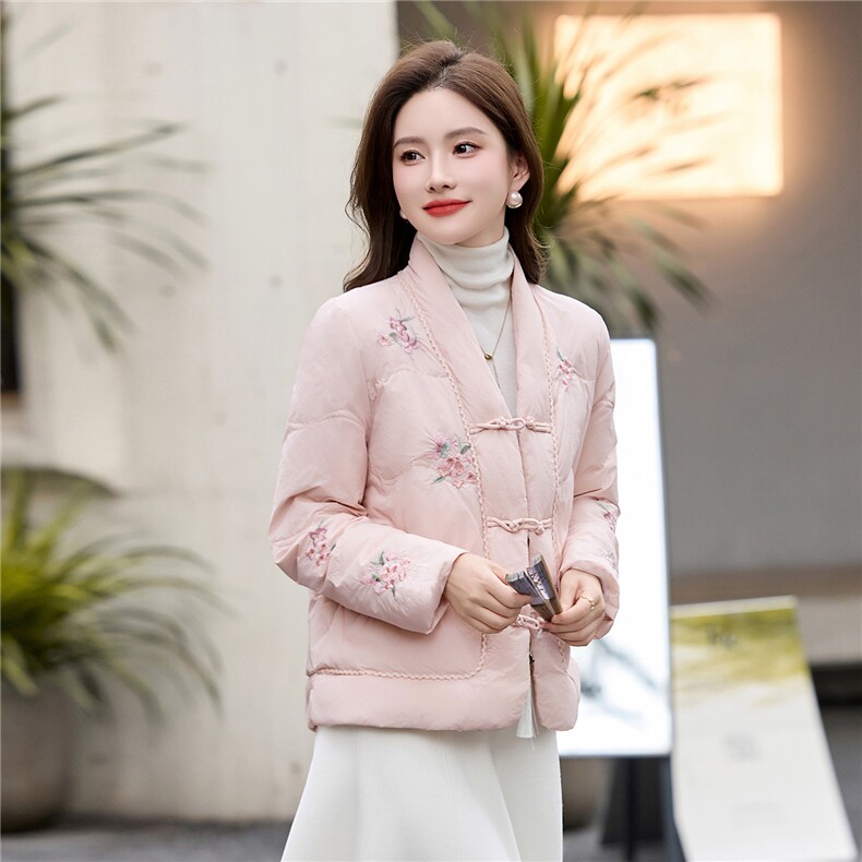时尚立领绣花羽绒服女2025冬季新中式宽松洋气短款90白鸭绒外套,女装羽绒服,伊航服饰