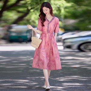 复古印花棉麻连衣裙女2025夏季新款V领气质收腰显瘦减龄休闲裙子图片