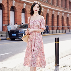 现货2024年新款女夏季时尚大方优雅浪漫印花轻松遮肉显瘦连衣裙，女装连衣裙，奋斗女王