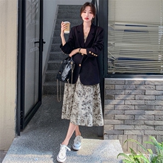 设计感碎花连衣裙西装两件套女春秋季2025新款今年流行的时尚套装，女装套装/套裙，2D078