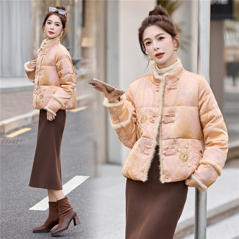 保暖2025年冬季新款刺绣手工穿钻高档拼貂毛边羽绒服,女装羽绒服,布芭啦