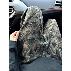 黑绿色