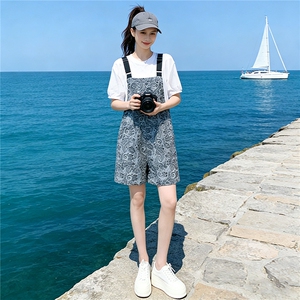甜美休闲时尚运动套装女夏季新款圆领泡泡短袖提花背带短裤两件套图片