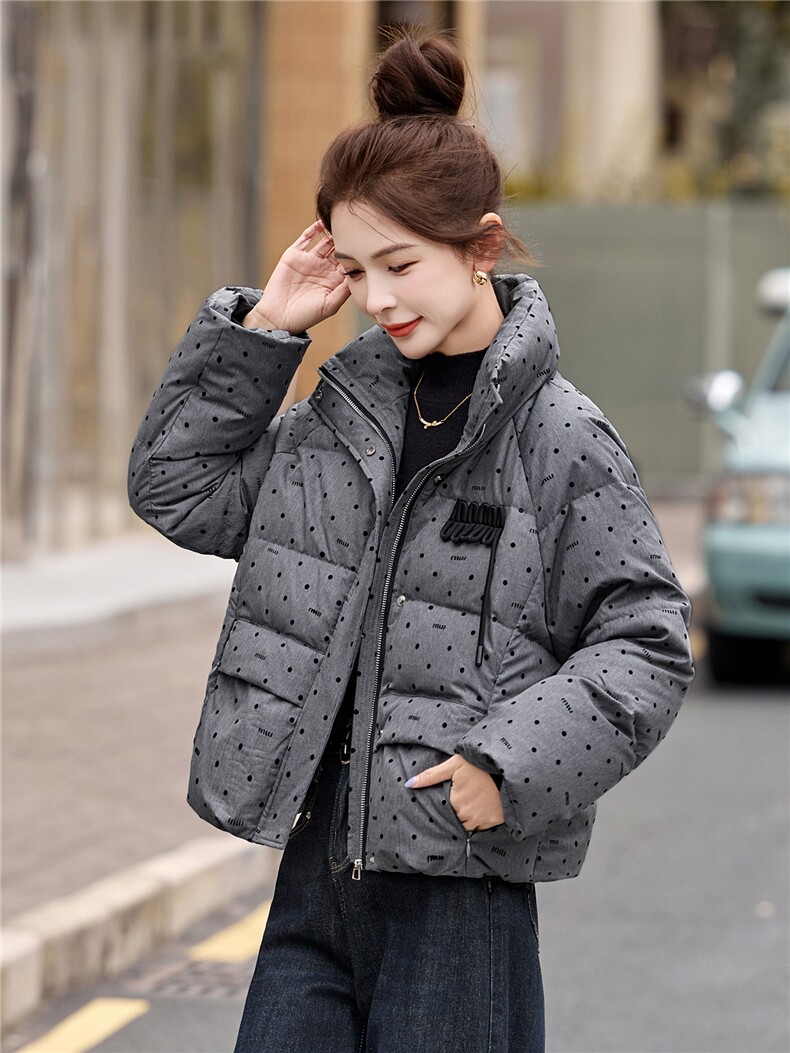 设计感洋气波点羽绒服女短款2025冬新款90%白鸭绒面包服外套,女装羽绒服,姿衣坊