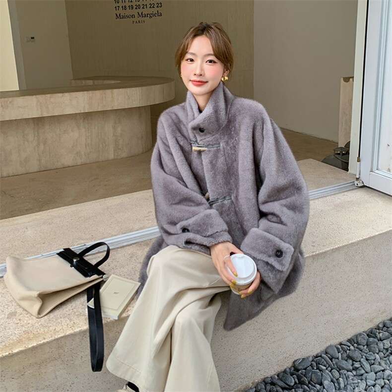 灰色复古高级感牛角扣皮毛一体外套女2025冬新款气质立领毛绒上衣,女装短外套,2C317