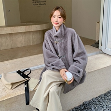 灰色复古高级感牛角扣皮毛一体外套女2025冬新款气质立领毛绒上衣，女装短外套，2C317