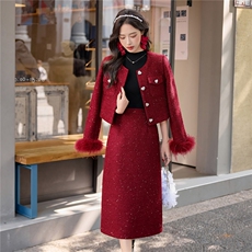 现货2025年红色小香风套装订婚礼服女结婚新娘便装90羽绒两件套，女装套装/套裙，众宇琦