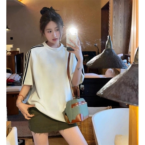 抖音得物品质二开240克宽松纯棉美式潮牌印花三条杠中性风短袖T恤图片