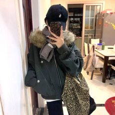 灰绿色