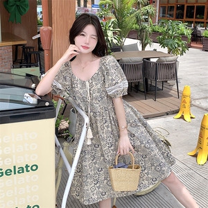 一字领泡泡袖复古浪漫连衣裙女夏季2025新款气质高级感收腰碎花裙图片