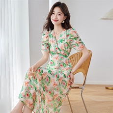 法式V领气质印花连衣裙女2025夏季新款修身显瘦洋气减龄碎花长裙，女装连衣裙，美沁