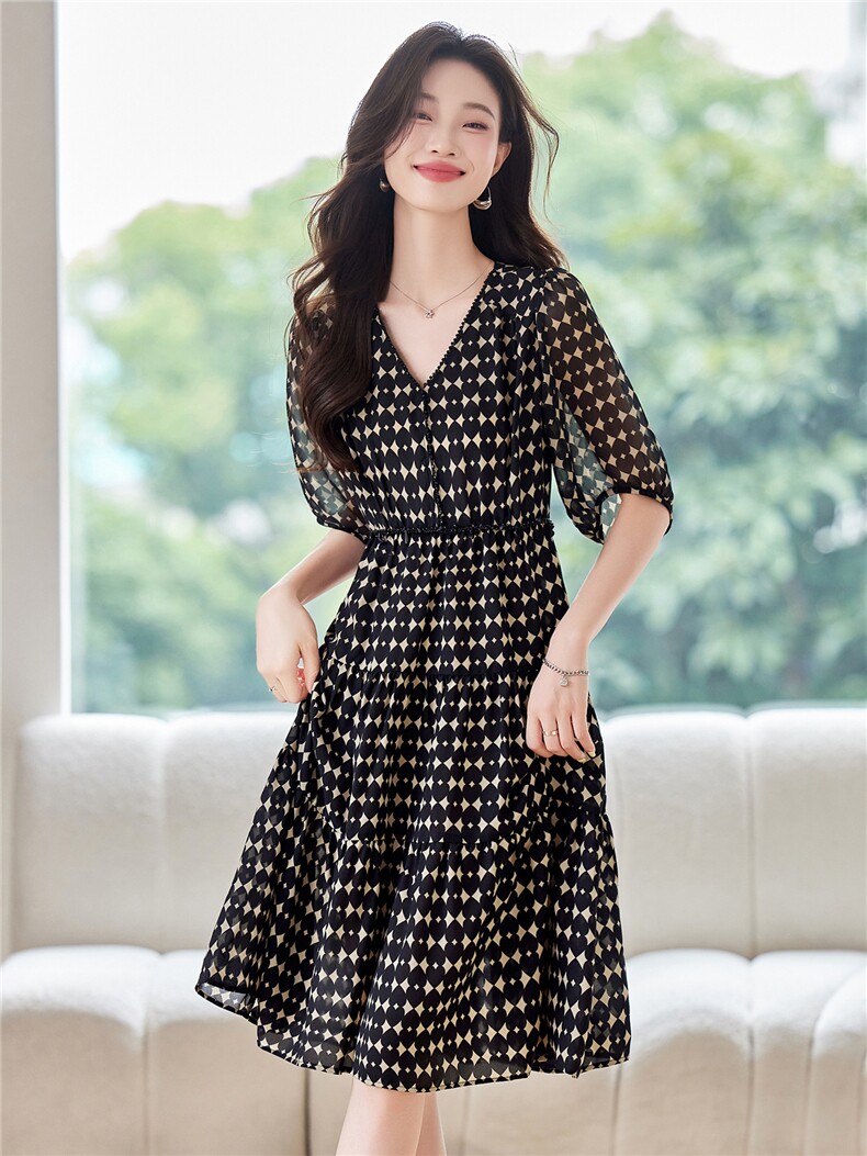 独特别致爱心印花连衣裙女2025夏新款高级感钉珠V领收腰气质裙子,女装连衣裙,布芭啦