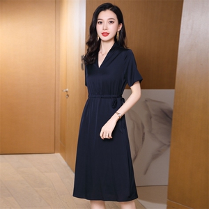 红色重磅真丝连衣裙女夏2025新款收腰显瘦高端缎面中长桑蚕丝裙子图片