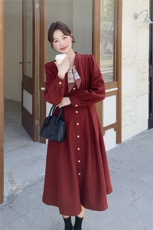 丝巾收腰红色连衣裙女春秋2025新款法式气质优雅超火独特漂亮裙子，女装连衣裙，霓裳依族