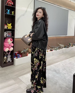 春秋翻领修身常规纯色气质减龄短款皮外套图片