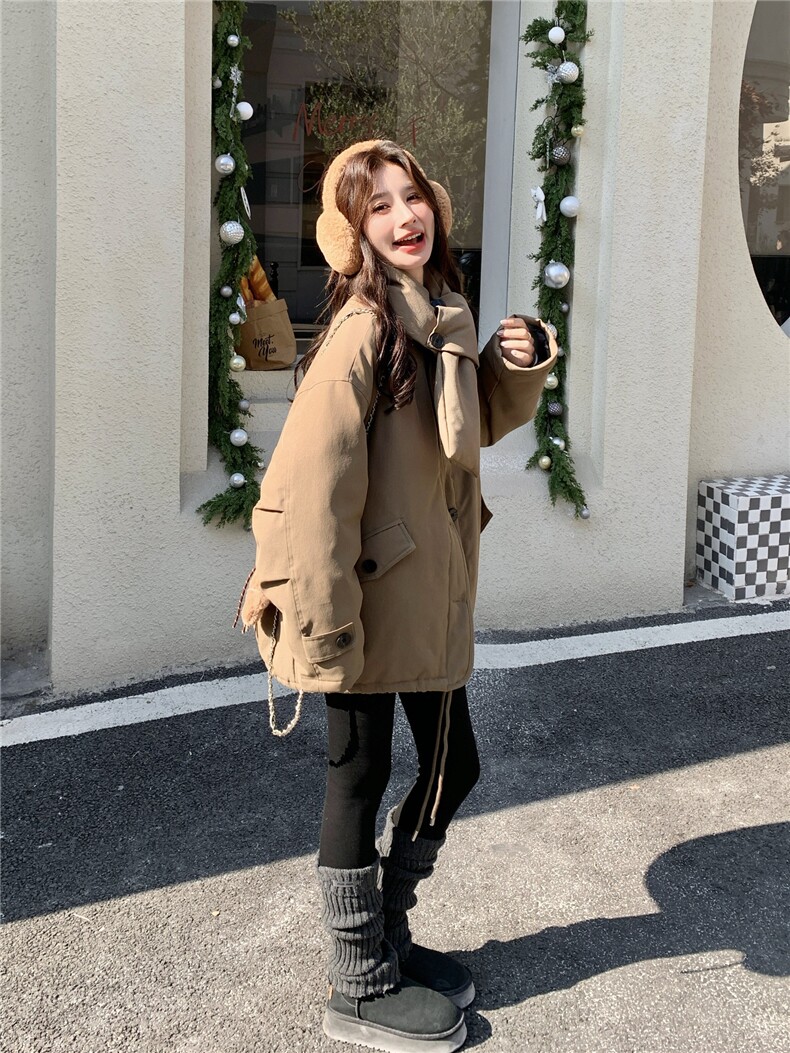 驼色立领羽绒服女2025冬季中长款宽松纽扣装饰保暖外套上衣配围脖,女装羽绒服,艾米莉亚