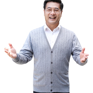 2024秋冬新款中老年男款V领纯色纽扣开衫图片