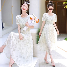 2024夏季新款方领短袖女高级感茶歇精致收腰显瘦长裙，女装连衣裙，心心服饰