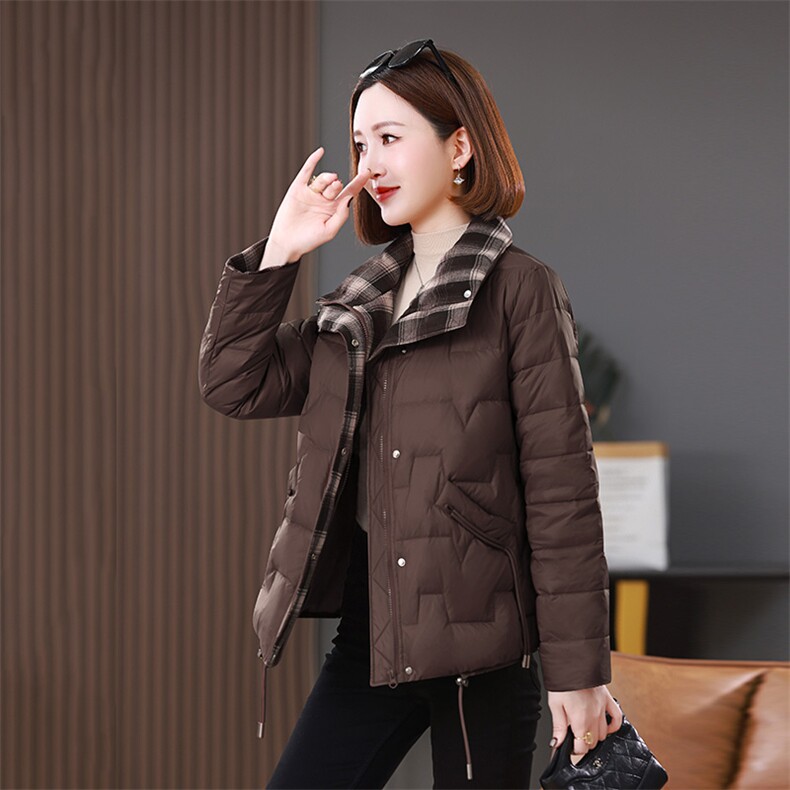 2025年冬季新款90白鸭绒格子拼接立领中长款羽绒服外套，女装羽绒服，雪樱依海