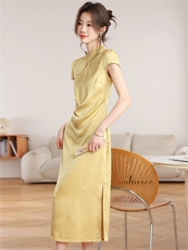 2026夏季新款黄色改良旗袍连衣裙女缎面收腰显瘦新中式开叉长裙，女装连衣裙，艾米