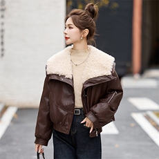 现货。现货。2024年皮衣拼接仿羊羔毛白鸭绒短款羽绒服，女装羽绒服，艾仟回(原伊仟回)